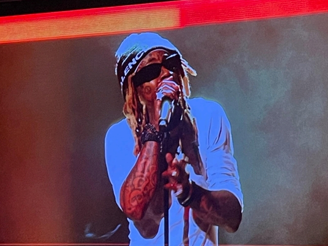 Lil Wayne Shows Mohegan Sun "How to Love"